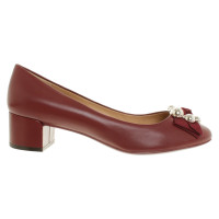 Salvatore Ferragamo pumps dans le vin rouge