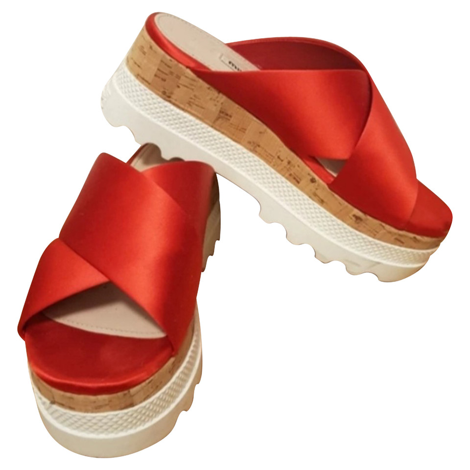 Miu Miu Chaussures compensées en Soie en Rouge