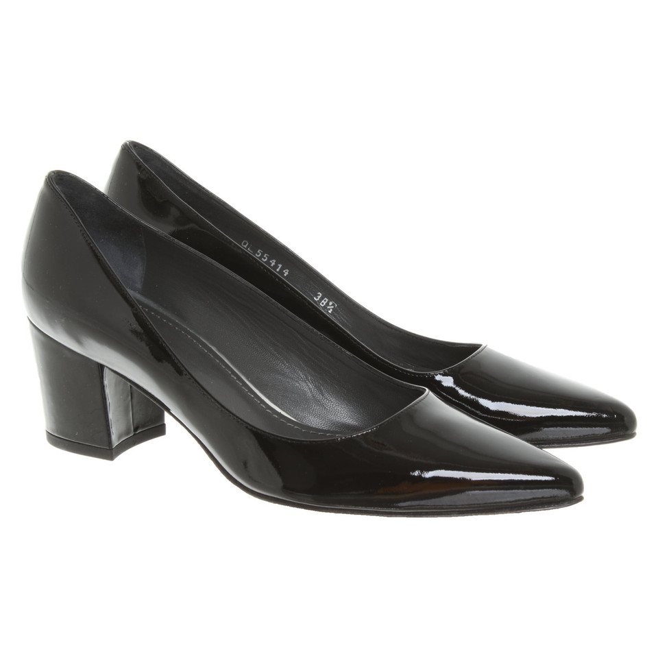 Stuart Weitzman Pumps/Peeptoes aus Lackleder in Schwarz