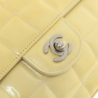 Chanel Classic Flap Bag aus Viskose in Gelb