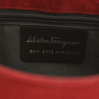 Salvatore Ferragamo Handtasche aus Wildleder in Bordeaux