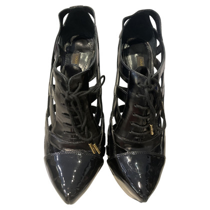 Louis Vuitton Lace-up shoes Patent leather in Black
