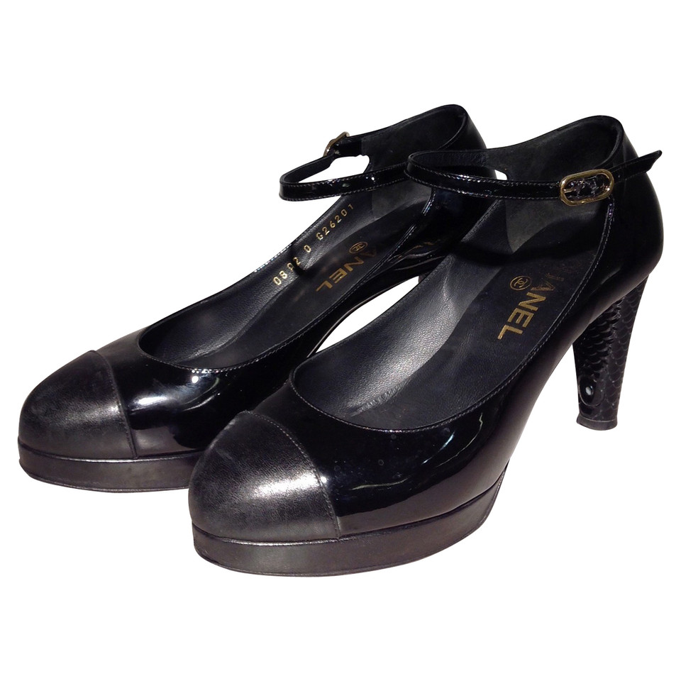 Chanel Pumps/Peeptoes Patent leather in Black