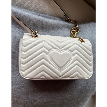 Gucci GG Marmont Flap Bag Small aus Leder in Creme