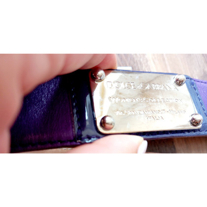 Dolce & Gabbana Gürtel aus Lackleder in Violett