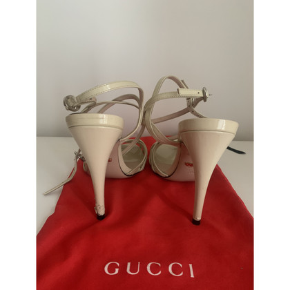 Gucci Sandalen aus Lackleder in Beige