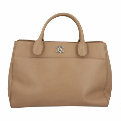 Chanel Executive Leer in Taupe