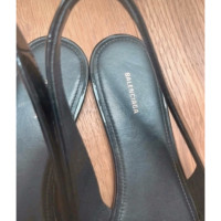 Balenciaga Sandalen aus Lackleder in Schwarz