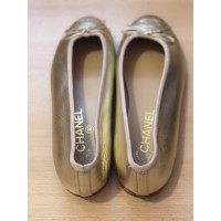 Chanel Slipper/Ballerinas aus Leder in Gold