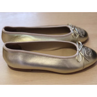 Chanel Slippers/Ballerina's Leer in Goud