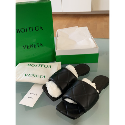 Bottega Veneta Sandalen aus Leder in Schwarz