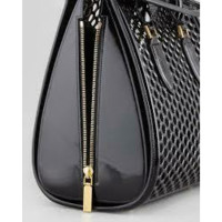 Alexander McQueen Handtasche aus Lackleder in Schwarz