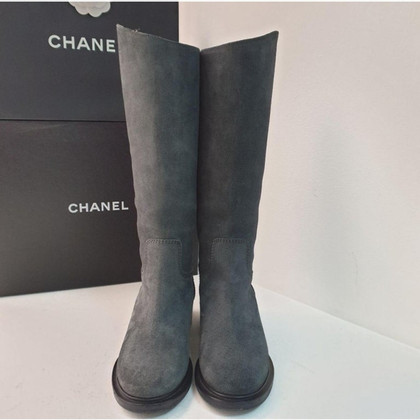 Chanel Stiefel aus Wildleder in Grau