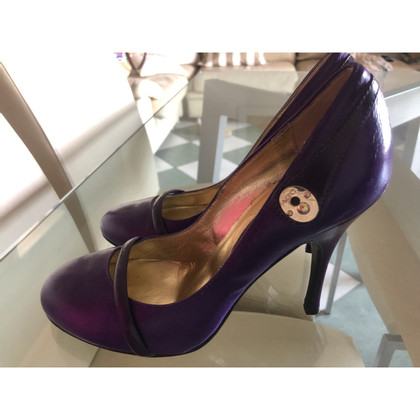 Versace Pumps/Peeptoes aus Leder in Violett