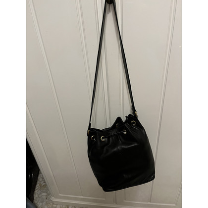 Chanel Bucket Bag aus Leder in Schwarz