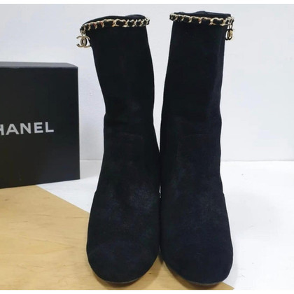 Chanel Stiefeletten aus Wildleder in Schwarz