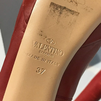 Valentino Garavani Pumps/Peeptoes aus Leder in Rot