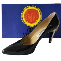 Gianni Versace Pumps/Peeptoes aus Lackleder in Schwarz