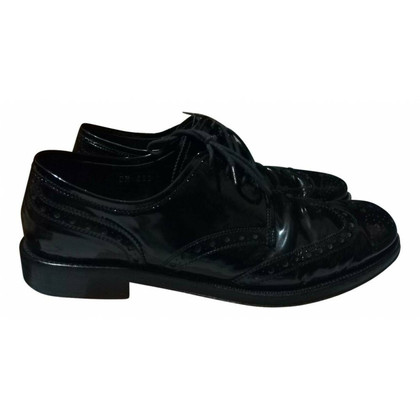 Miu Miu Chaussures à lacets en Cuir verni en Noir