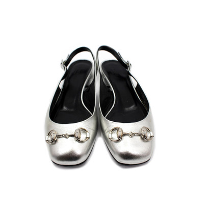 Gucci Sandalen aus Leder in Silbern