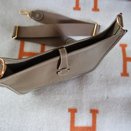 Hermès Evelyne PM 29 en Cuir en Taupe