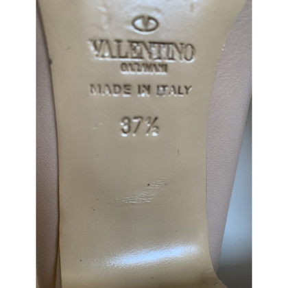 Valentino Garavani Pumps/Peeptoes aus Leder in Beige