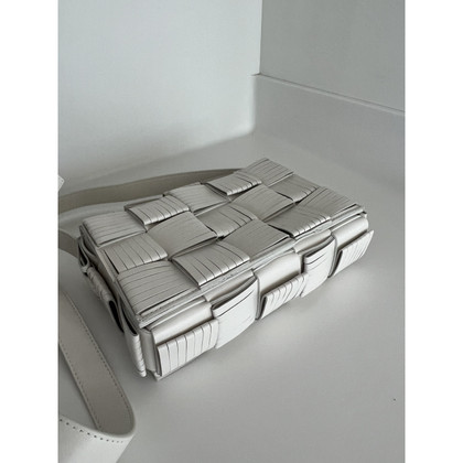 Bottega Veneta Cassette 23cm aus Leder in Weiß