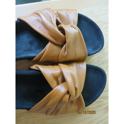 Closed Sandals Leather in Brown