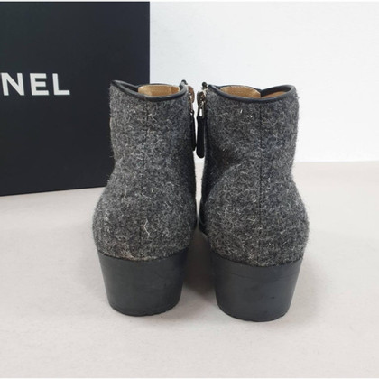 Chanel Stiefeletten aus Wolle in Grau