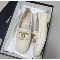 Chanel Chaussures compensées en Cuir en Beige