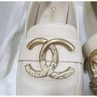Chanel Chaussures compensées en Cuir en Beige
