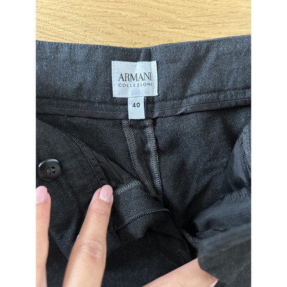 Armani Collezioni Paire de Pantalon en Coton en Gris