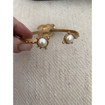 Chanel Armreif/Armband aus Perlen in Gold
