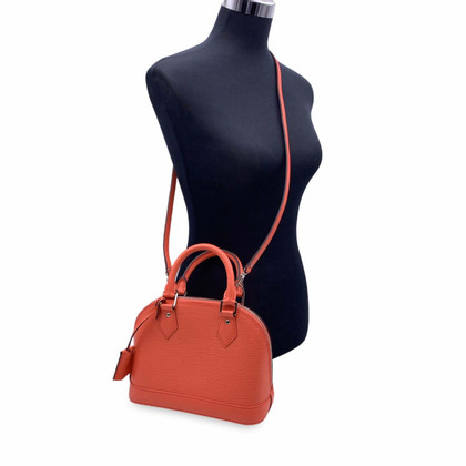 Louis Vuitton Handbag Leather in Pink