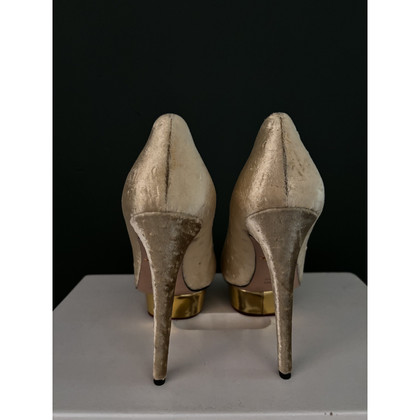 Charlotte Olympia Pumps/Peeptoes aus Leder in Gold