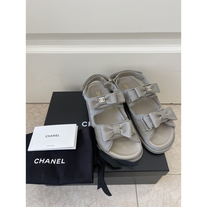 Chanel Sandalen aus Canvas in Grau