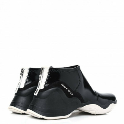 Fendi Sneakers aus Lackleder in Schwarz