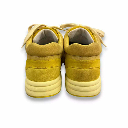 Chanel Sneakers aus Leder in Gelb