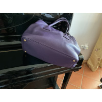 Prada Handtasche aus Leder in Violett