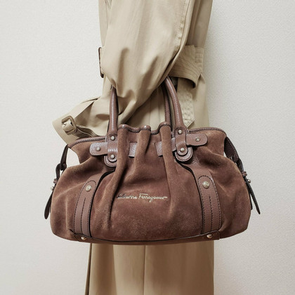 Salvatore Ferragamo Handtasche aus Wildleder in Braun