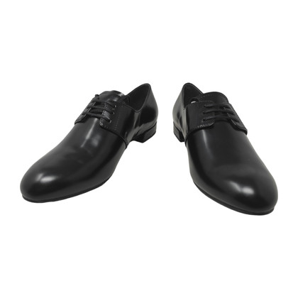 Prada Chaussures à lacets en Cuir en Noir