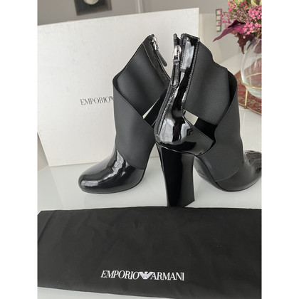 Emporio Armani Stiefeletten aus Lackleder in Schwarz