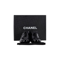 Chanel Scarpe stringate in Pelle verniciata in Nero