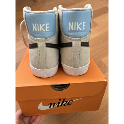 Nike Sneakers aus Wildleder in Grau