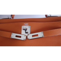 Hermès Kelly Bag 28 aus Leder in Orange