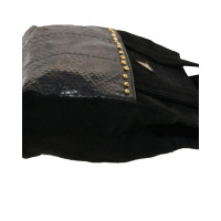 Prada Handtasche aus Wildleder in Schwarz