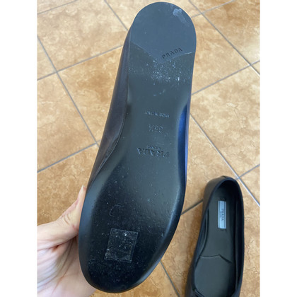 Prada Slipper/Ballerinas aus Leder in Schwarz