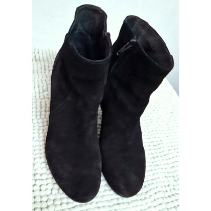 Closed Ankle boots Suede in Black