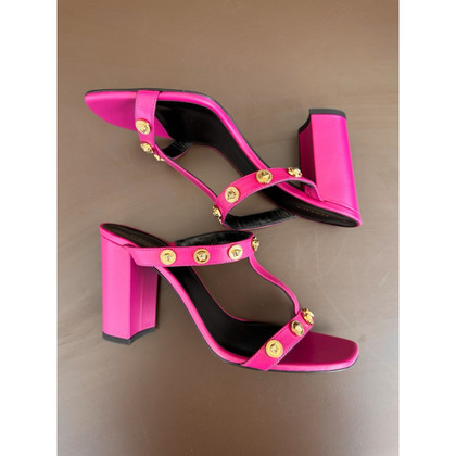 Versace Sandalen aus Leder in Rosa / Pink