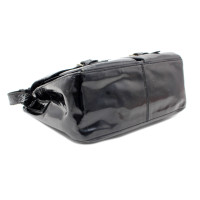 Prada Reisetasche aus Lackleder in Schwarz